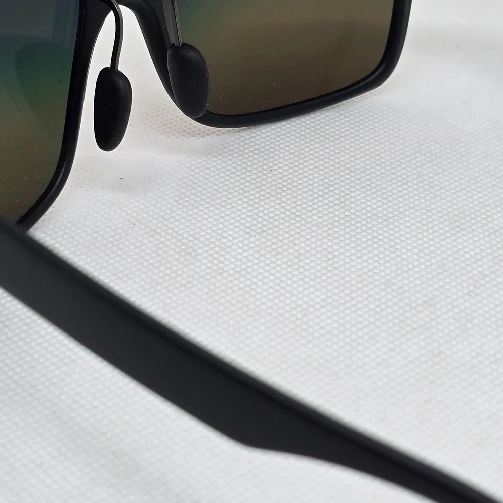 MAUI JIM SPECIAL EDITION MANCHESTER UNITED Black Sunglasses with Red Lenses - Picture 6 of 9